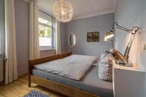 赛巴特班森Ferienwohnungen Proll的一间卧室配有一张带灯和窗户的床
