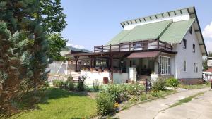 古拉哈莫卢洛伊Voro Mold的白色的房屋,设有绿色的屋顶