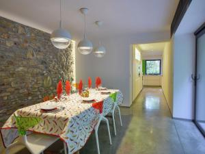 雅莱拉斯塔特度假屋的一间设有桌椅和石墙的用餐室
