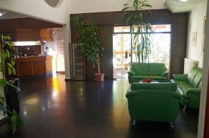 皮瑞伯德Hotel Prebold的客厅配有绿色家具和盆栽植物