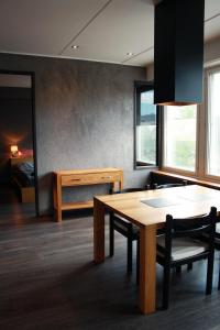 皮耶塔尔萨里Apartment in Jakobstad / Pietarsaari的一间带桌椅的用餐室和一间卧室