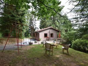 胡法利兹Chalet in a green and peaceful environment的庭院内带游乐场的小房子