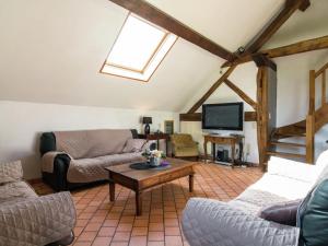 WalcourtSpacious Farmhouse in Fontenelle with Garden的带沙发和电视的客厅