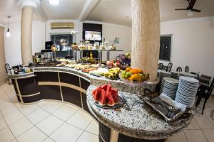 CapanemaHotel Tito's的厨房配有水果柜台