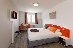 斯特拉斯堡斯特拉斯堡中心城市公寓式酒店的一间卧室配有一张带橙色床头板的大床