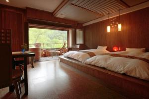 MogamiKansyokan的一间卧室设有一张大床和一个大窗户