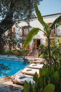 厄吕代尼兹Jade Residence的一个带游泳池和大楼的度假胜地
