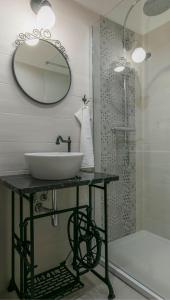 萨格勒布Apartment The 29的浴室配有盥洗盆和带镜子的淋浴