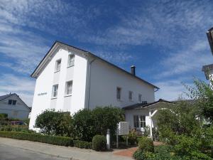 宾茨Villa Meernixe的街道边的白色房子