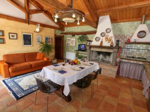 Detached house in Cagli with swimming pool and garden餐厅或其他用餐的地方
