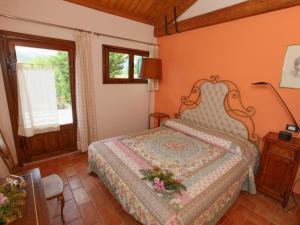 Detached house in Cagli with swimming pool and garden客房内的一张或多张床位