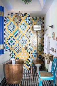 索维拉Salut Maroc!的带浴缸和瓷砖墙的浴室