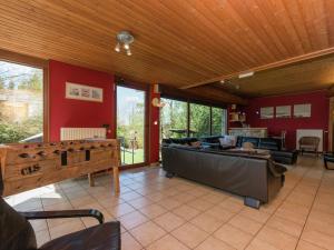 韦姆Perfect holiday home in Waimes with Swimming Pool的客厅配有沙发和桌子