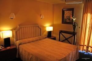 拉瓜迪亚Hotel Marixa的一间卧室配有一张床和两张台灯。