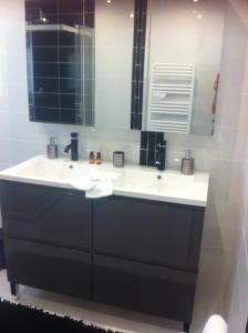 Lamothe-Montravelle jardin d Eau的浴室设有白色水槽和镜子