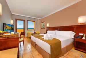 福恩吉罗拉IPV宫殿Spa酒店 - 推荐成人入住的酒店客房设有一张大床和一张书桌。