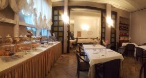 阿奎泰尔梅阿里斯顿酒店的餐厅设有2张带白色桌布的桌子