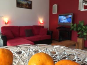 萨拉济马雷边游客度假屋的客厅里摆放着橙子的桌子
