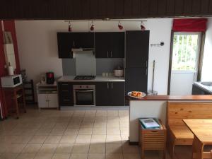 萨拉济马雷边游客度假屋的厨房配有黑白橱柜和桌子