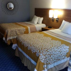 多伊尔斯敦明思缀酒店的酒店客房,设有两张床和镜子