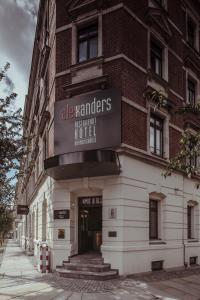 开姆尼茨阿历克斯桑德斯酒店寄宿公寓及餐厅的前面有标志的建筑