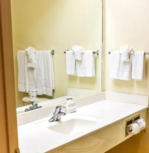 南帕诸岛卡萨贝拉酒店及套房的浴室设有白色水槽和镜子