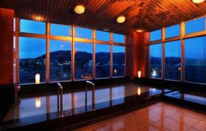 仓吉市方舟酒店21的大型客房设有窗户,享有城市美景。
