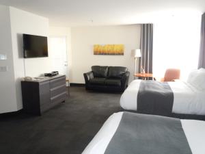 三河城圣皮埃尔湖酒店的酒店客房,配有两张床和椅子