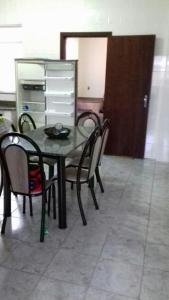皮乌马Apartamento em Piúma-ES的一间带桌椅的用餐室