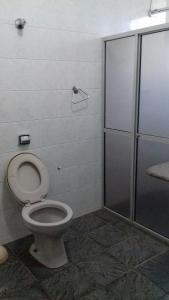 皮乌马Apartamento em Piúma-ES的一间带卫生间和淋浴间的浴室