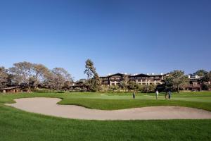 圣地亚哥托利潘度假酒店的高尔夫球场,人们在绿色环境中玩耍