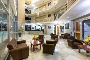 雅科Hotel Arenas en Punta Leona的医院的大厅,里面摆放着长沙发和椅子