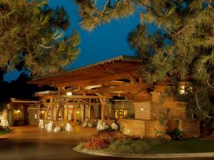 圣地亚哥托利潘度假酒店的夜间拥有木制建筑的度假胜地