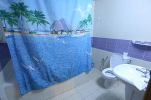 斯法克斯娜谢艾尔芳瑙酒店的配有淋浴帘的浴室,享有海滩美景