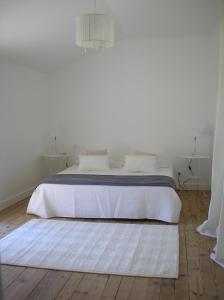 圣佩赖拉绍达迪酒店的白色卧室配有白色的床和地毯