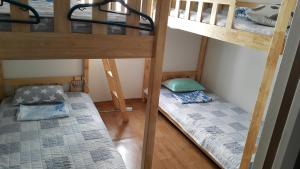 统营市朋友阁楼 的小型客房配有2张双层床和床垫。