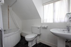 安德沃White Hart, Andover by Marston's Inns的白色的浴室设有卫生间和水槽。