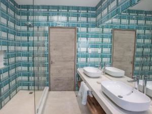 维兰库卢什Bahia Mar Beach House的一间带两个盥洗盆和淋浴的浴室