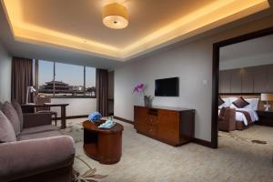 西安西安锦江西京国际饭店的带沙发、床和镜子的客厅