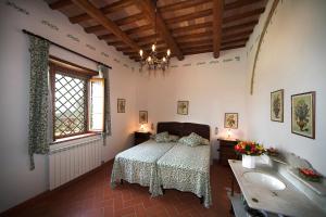 巴尔贝里诺瓦尔德尔萨Ormanni nel Chianti Classico的一间卧室配有一张床和一个水槽
