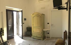法萨诺L'antico Trullo - Masseria Chiancarella的客厅配有木柜和电视