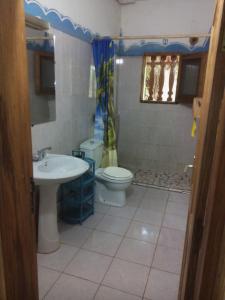 姆布尔Guesthouse Dalal ak Jàmm的一间带卫生间和水槽的浴室