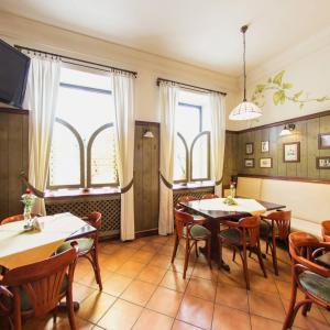克拉科夫凯赛尔公寓的用餐室设有2张桌子和椅子以及窗户。