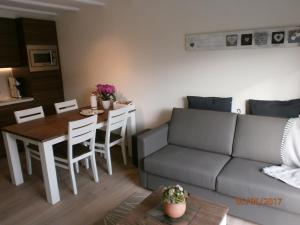 布列登Vakantiehuisje Bredene的客厅配有沙发和桌子