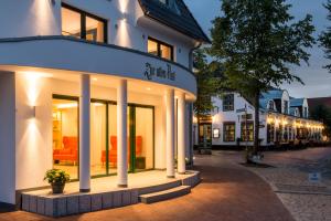 比苏姆Boutique-Hotel Zur alten Post的小镇上街上的一座建筑