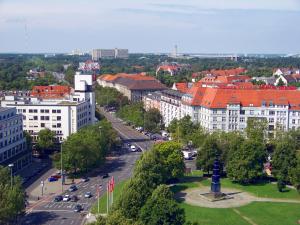 柏林维塔柏林展览馆酒店的汽车和建筑的空中景观
