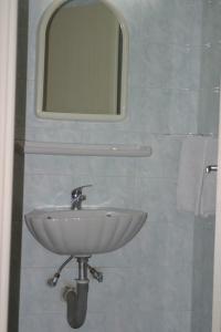 雅典阿尔玛酒店的浴室设有白色水槽和镜子