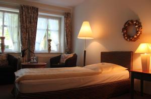 Molfsee巴伦克鲁格酒店的酒店客房设有床、灯和窗户。
