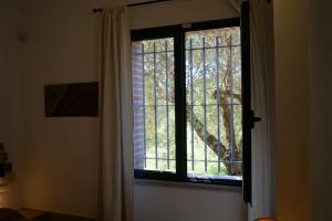 奥罗塞伊Sa Tanca de Mannoi的享有树景的窗户
