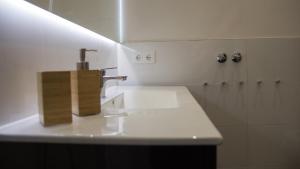 柏林柏林夏洛滕堡城市公寓的白色的浴室设有水槽和水龙头